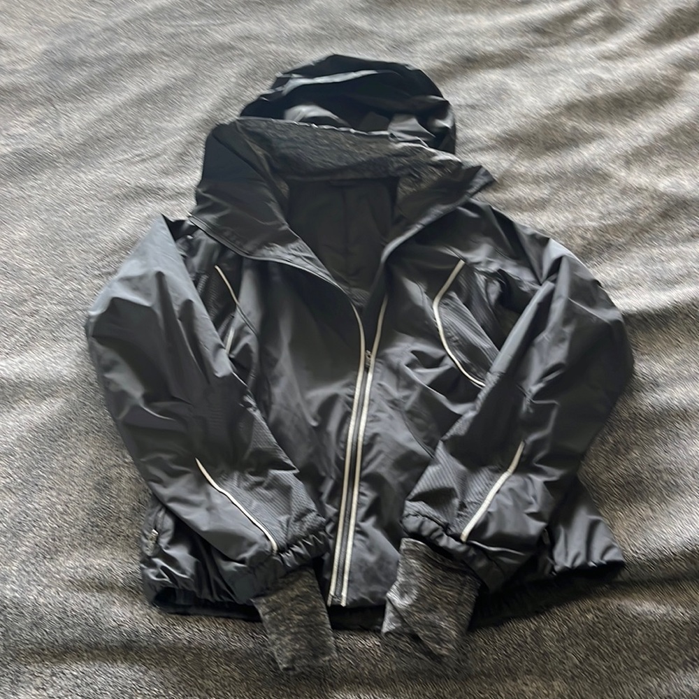 LULULEMON!!! NWOT light weight black jacket sz 4